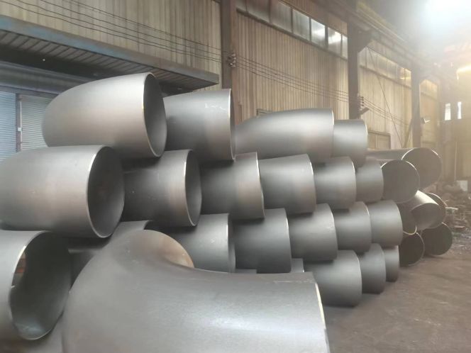 الاختيار بين الأكواع الملحومة وغير الملحومة لخطوط الأنابيب