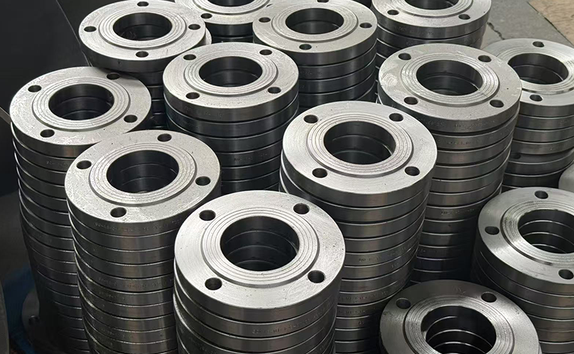 حواف الفولاذ الكربوني مقابل حواف الفولاذ المقاوم للصدأ: أيهما أفضل لنظام الأنابيب الخاص بك؟