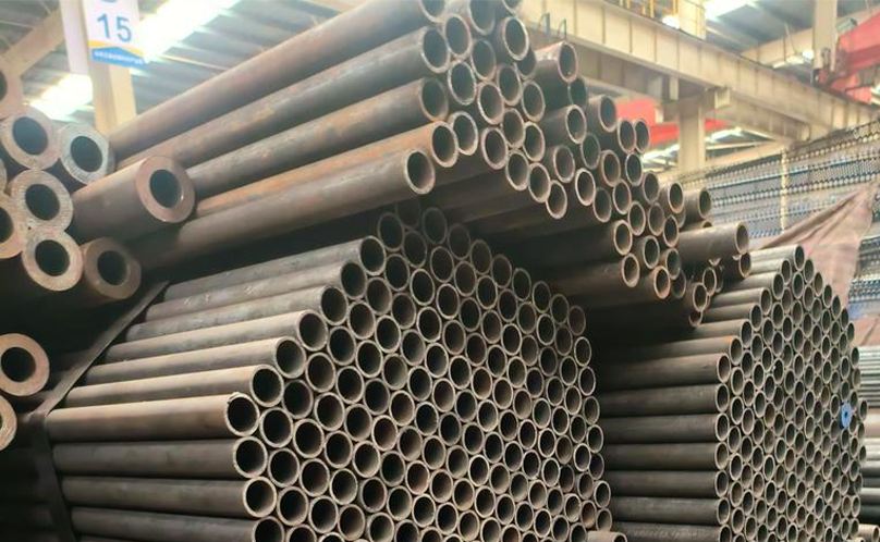 أنابيب الفولاذ المقاوم للصدأ الملحومة وأنابيب الفولاذ السبائكي الملحومة