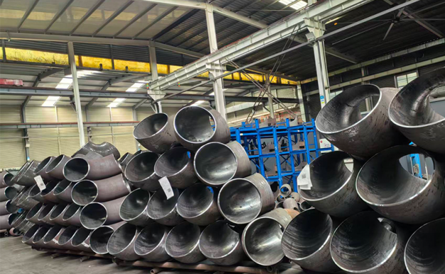 Codos de acero al carbono frente a codos de acero inoxidable: ¿Cómo elegir?